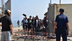 Varias personas cruzan la frontera, a 30 de julio de 2026, en Ceuta. Europa Press