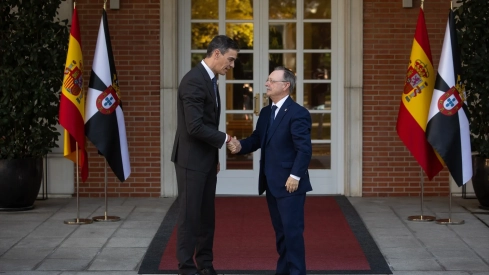 El presidente del Gobierno, Pedro Sánchez (i), y el presidente de Ceuta, Juan Jesús Vivas (d), en el Palacio de La Moncloa. Foto de archivo: Alejandro Martínez Vélez / Europa Press