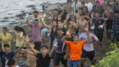 Decenas de migrantes celebran haber traspasado la frontera entre Ceuta y Marruecos. Marcos Moreno / Europa Press