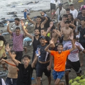 Decenas de migrantes celebran haber traspasado la frontera entre Ceuta y Marruecos. Marcos Moreno / Europa Press