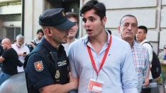 El "activista" y "bulero" Vito Quiles, retenido por un policía