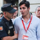 varios manifestantes se enfrentan al periodista vito quiles durante la concentracio n en madrid contra milei a 21 de junio de 2024 en madrid espan a ep 4 800x450