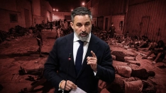 El líder de la ultraderecha Vox, Santiago Abascal; y los inmigrantes que cruzaron a Ceuta. Elaboración propia (Imágenes de Europa Press)