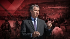 El presidente del Partido Popular, Alberto Núñez Feijóo; de fondo, decenas de migrantes regresan caminando a Marruecos. Elaboración propia (Imágenes de Europa Press)