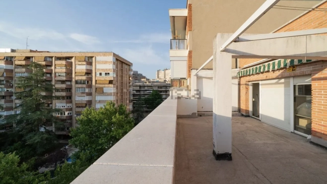 La terraza del ático que Alberto González Amador ha puesto a la venta por 1,63 millones de euros. Fuente: Idealista La terraza del ático que Alberto González Amador ha puesto a la venta por 1,63 millones de euros. Fuente: Idealista