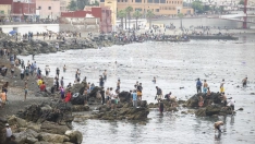 Decenas de personas siguen intentando cruzar la frontera, a 31 de julio de 2026, en Ceuta. Marcos Moreno / Europa Press
