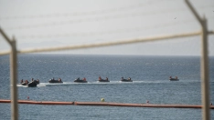 La barrera flotante de contención instalada por el Gobierno de España, a 2 de agosto de 2026, ya "plenamente operativa" en Ceuta. Marcos Moreno / Europa Press