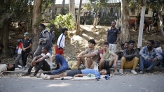 Varias personas esperan a las puertas del Centro de Estancia Temporal de Inmigrantes. Jesús Torres / Europa Press