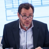 El ministro de Transportes y Movilidad Sostenible, Óscar Puente, atiende a los medios en una rueda de prensa, en la sede del Ministerio de Transportes.