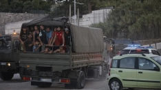EuropaPress 7699611 camion militar transporta personas agosto 2026 ceuta espana frontera