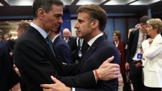 El presidente del Gobierno, Pedro Sánchez, saluda al presidente de Francia, Emmanuel Macron. Foto de archivo: Pool Moncloa / Fernando Calvo
