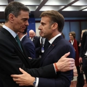 El presidente del Gobierno, Pedro Sánchez, saluda al presidente de Francia, Emmanuel Macron. Foto de archivo: Pool Moncloa / Fernando Calvo