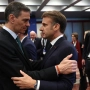 El presidente del Gobierno, Pedro Sánchez, saluda al presidente de Francia, Emmanuel Macron. Foto de archivo: Pool Moncloa / Fernando Calvo