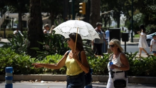 Vecinos y visitantes de Málaga bajo los efectos de la segunda ola de calor este verano. Álex Zea / Europa Press