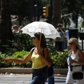 Vecinos y visitantes de Málaga bajo los efectos de la segunda ola de calor este verano. Álex Zea / Europa Press