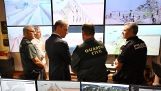 El presidente del Gobierno, Pedro Sánchez, con representantes de las Fuerzas y Cuerpos de Seguridad del Estado en la frontera del Tarajal (Ceuta). Pool Moncloa / Borja Puig de la Bellacasa