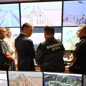 El presidente del Gobierno, Pedro Sánchez, con representantes de las Fuerzas y Cuerpos de Seguridad del Estado en la frontera del Tarajal (Ceuta). Pool Moncloa / Borja Puig de la Bellacasa