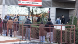 Varias personas hacen cola en una Oficina de Empleo.  Eduardo Parra / Europa Press