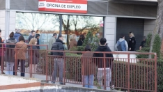 Varias personas hacen cola en una Oficina de Empleo.  Eduardo Parra / Europa Press