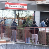Varias personas hacen cola en una Oficina de Empleo.  Eduardo Parra / Europa Press