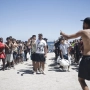 Varias persona migrantes en la playa de Ceuta tras cruzar la frontera. Jesús Torres/Europa Press.