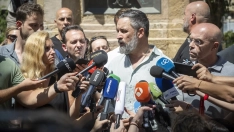El presidente de Vox, Santiago Abascal, atiende a los medios en Ceuta. Marcos Moreno/Europa Press.