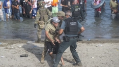Decenas de migrantes intentan cruzar a España desde Marruecos, a 31 de julio de 2026, en Ceuta. Marcos Moreno / Europa Press