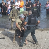 Decenas de migrantes intentan cruzar a España desde Marruecos, a 31 de julio de 2026, en Ceuta. Marcos Moreno / Europa Press