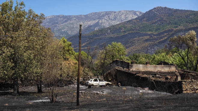 Un coche y una casa quemados en Casavieja, a 1 de agosto de 2026, en Ávila. Gabri Solera / Europa Press Un coche y una casa quemados en Casavieja, a 1 de agosto de 2026, en Ávila. Gabri Solera / Europa Press