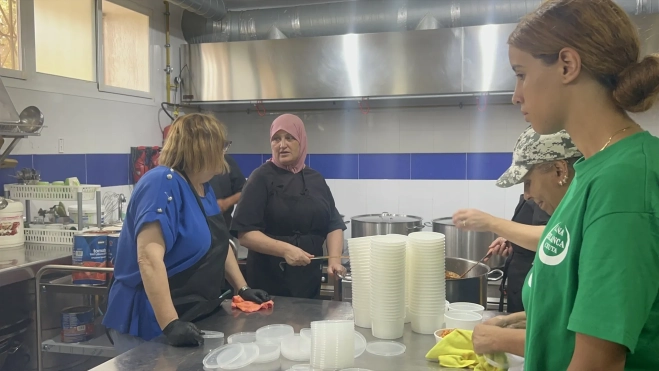 Varias cocineras y voluntarias, a 3 de agosto de 2026, en Ceuta. Gabriela Sardá Núñez / Europa Press