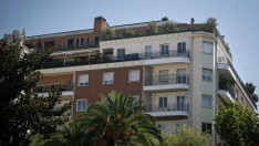 Fachada del polémico ático en el barrio de Chamberí adquirido por la Comunidad de Madrid. Fernando Sánchez / Europa Press