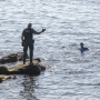 Un guardia civil avisa a una persona que nada en el mar. Marcos Moreno / Europa Press