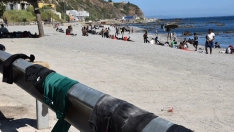 Varias personas en la playa del Trampolín, en Ceuta. Gabriela Sardá Núñez/Europa Press.
