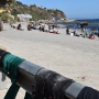 Varias personas en la playa del Trampolín, en Ceuta. Gabriela Sardá Núñez/Europa Press.