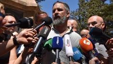 El presidente de la ultraderecha VOX, Santiago Abascal, atiende a los medios, en la plaza de África, a 2 de agosto de 2026, en Ceuta. Gabriela Sardá Núñez / Europa Press