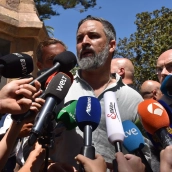 El presidente de la ultraderecha VOX, Santiago Abascal, atiende a los medios, en la plaza de África, a 2 de agosto de 2026, en Ceuta. Gabriela Sardá Núñez / Europa Press