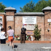 EuropaPress 7702333 varias personas asisten actos homenaje 13 rosas 43 claveles cementerio