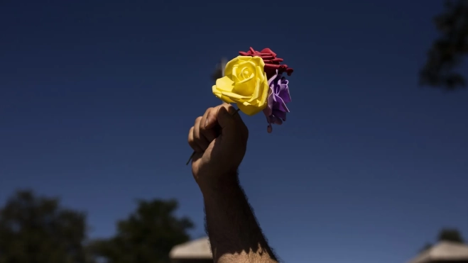 A man raises three roses in the colors of the republican flag during a tribute to the 13 Roses. Archive photo: Alejandro Martínez Vélez / Europa Press A man raises three roses in the colors of the republican flag during a tribute to the 13 Roses. Archive photo: Alejandro Martínez Vélez / Europa Press