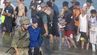 Decenas de migrantes intentan cruzar a España desde Marruecos, a 31 de julio de 2026, en Ceuta. Marcos Moreno / Europa Press