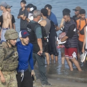 Decenas de migrantes intentan cruzar a España desde Marruecos, a 31 de julio de 2026, en Ceuta. Marcos Moreno / Europa Press