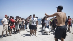 Varias personas en la playa, a 2 de agosto de 2026, en Ceuta. Jesús Torres / Europa Press