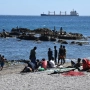 Varias personas en la playa del Trampolín, a 5 de agosto de 2026, en Ceuta. Gabriela Sardá Núñez/Europa Press.