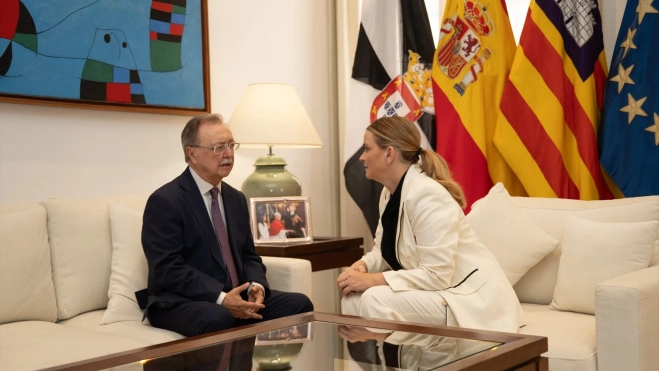 La presidenta del Gobierno de las Islas Baleares, Marga Prohens (d), y el presidente de Ceuta, Juan Jesús Vivas (i), durante una reunión en el Consolat de Mar. Javier Fernández / Europa Press La presidenta del Gobierno de las Islas Baleares, Marga Prohens (d), y el presidente de Ceuta, Juan Jesús Vivas (i), durante una reunión en el Consolat de Mar. Javier Fernández / Europa Press