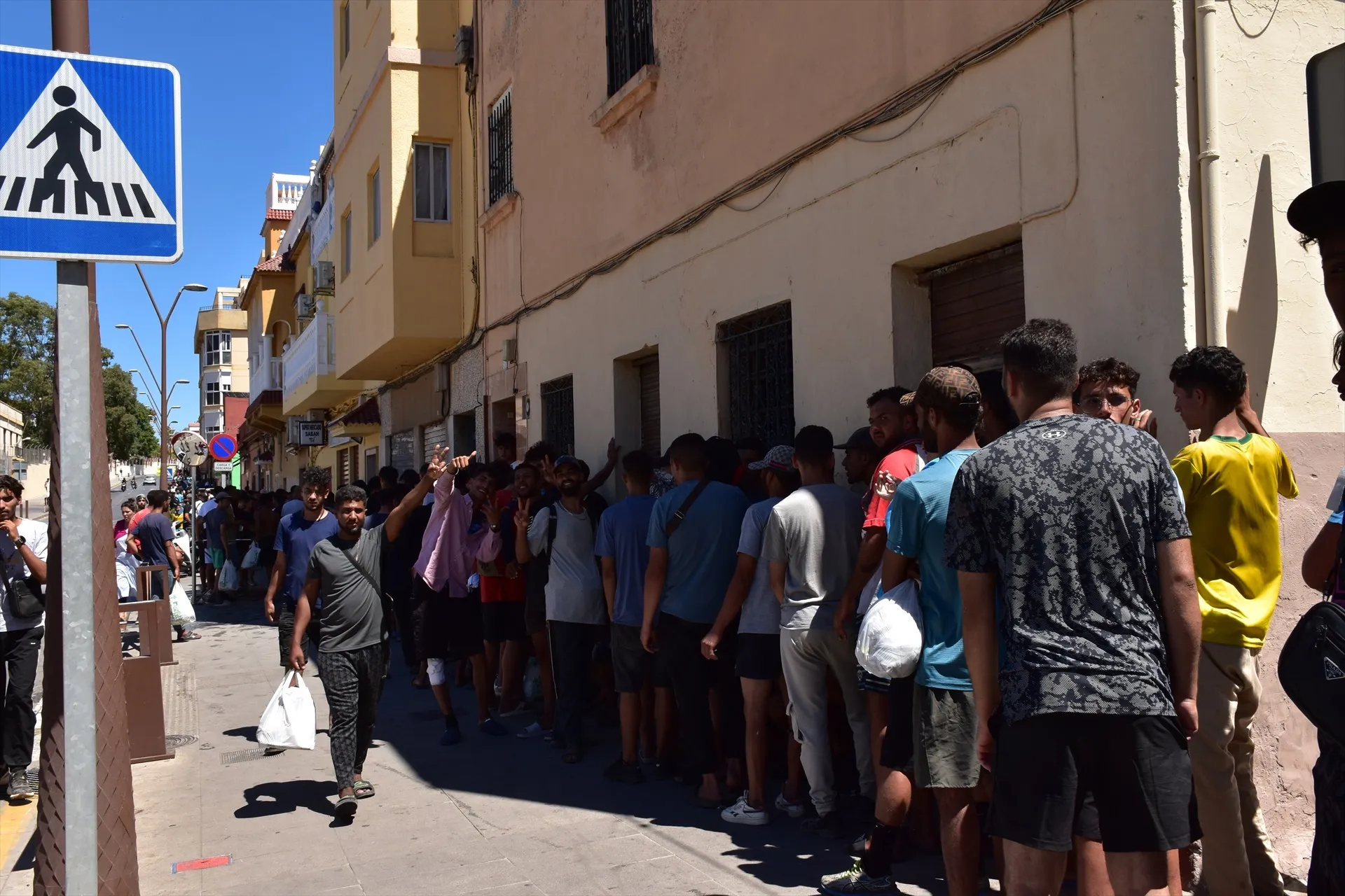 EuropaPress 7703113 varias personas hacen cola punto atencion humanitaria agosto 2026 ceuta EuropaPress 7703113 varias personas hacen cola punto atencion humanitaria agosto 2026 ceuta