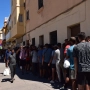 Varias personas hacen cola en un punto de atención humanitaria, a 5 de agosto de 2026, en Ceuta. Gabriela Sardá Núñez / Europa Press