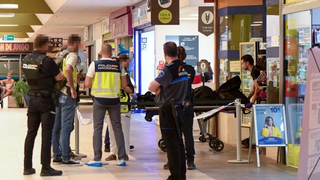 La policía nacional investiga un presunto asesinato de violencia machista, en el Centro Comercial Carrefour Infante de Murcia. Kiko Asunción / Europa Press La policía nacional investiga un presunto asesinato de violencia machista, en el Centro Comercial Carrefour Infante de Murcia. Kiko Asunción / Europa Press