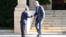 El Rey Felipe VI junto a Juan Jesús Vivas Lara, presidente de la Ciudad Autónoma de Ceuta, en el Palacio de Marivent. Raúl Terrel / Europa Press