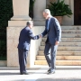 El Rey Felipe VI junto a Juan Jesús Vivas Lara, presidente de la Ciudad Autónoma de Ceuta, en el Palacio de Marivent. Raúl Terrel / Europa Press