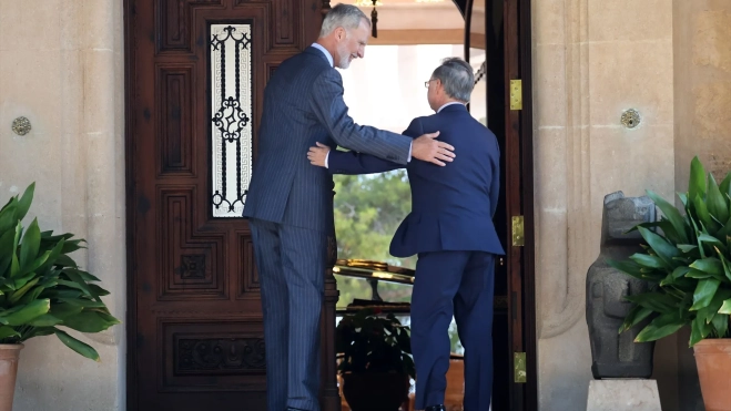 El Rey VI junto a Juan Jesús Vivas Lara, presidente de la Ciudad Autónoma de Ceuta, en el Palacio de Marivent. Raúl Terrel / Europa Press