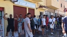 Varias personas hacen cola en un punto de atención humanitaria en Ceuta. Gabriela Sardá Núñez / Europa Press